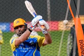 CSK कप्तान एमएस धोनी बल्लेबाजी 8K वॉलपेपर