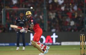 विराट कोहली का शक्तिशाली शॉट क्रिकेट 4K वॉलपेपर